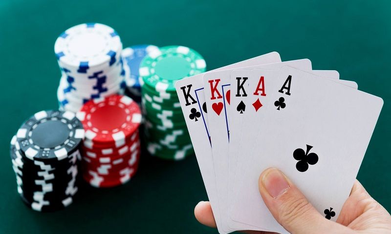 Một bộ Poker Lucky88 sẽ bao gồm những yếu tố gì?